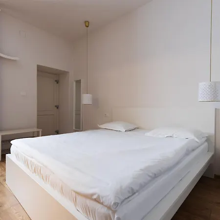 Jules Home-2